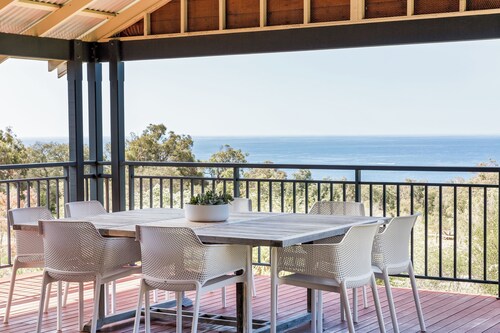 STUNNING TWO-STOREY FAMILY FRIENDLY HOLIDAY HOME IN BEAUTIFUL EAGLE BAY