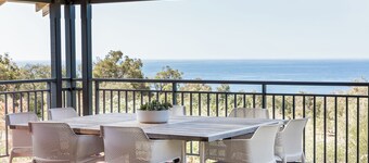 STUNNING TWO-STOREY FAMILY FRIENDLY HOLIDAY HOME IN BEAUTIFUL EAGLE BAY