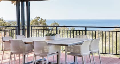 STUNNING TWO-STOREY FAMILY FRIENDLY HOLIDAY HOME IN BEAUTIFUL EAGLE BAY