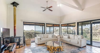 STUNNING TWO-STOREY FAMILY FRIENDLY HOLIDAY HOME IN BEAUTIFUL EAGLE BAY