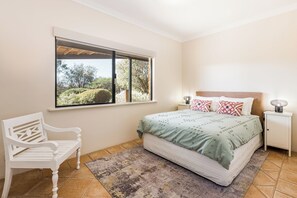 5 bedrooms, iron/ironing board, free WiFi, bed sheets