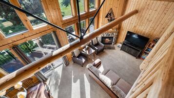 Smart TV, chimenea y futbolito