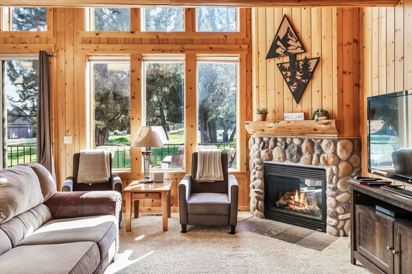 Smart-tv, eldstad och bordsfotboll