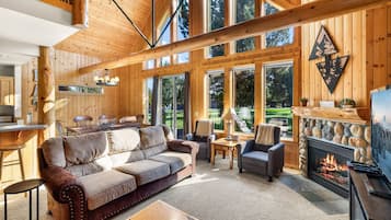 Smart TV, chimenea y futbolito