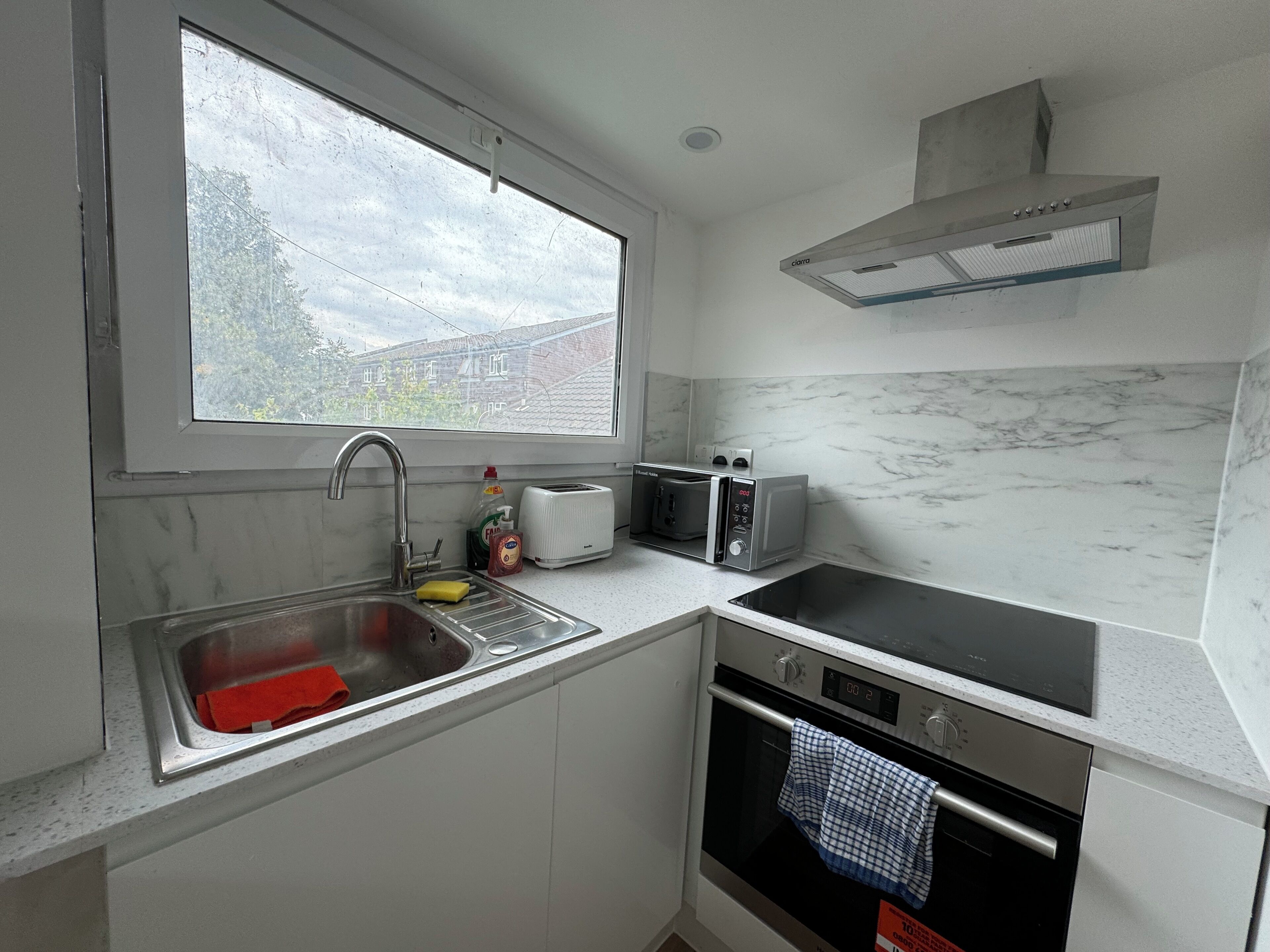 Køleskab, mikrobølgeovn, ovn, kogeplade