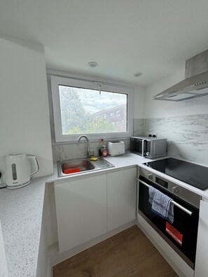 Kühlschrank, Mikrowelle, Ofen, Herdplatte