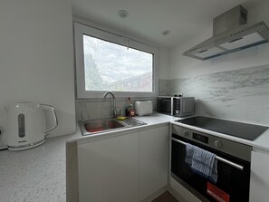 Frigorífico, microondas, horno y placa de cocina