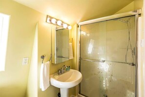 Douche, sèche-cheveux, serviettes fournies