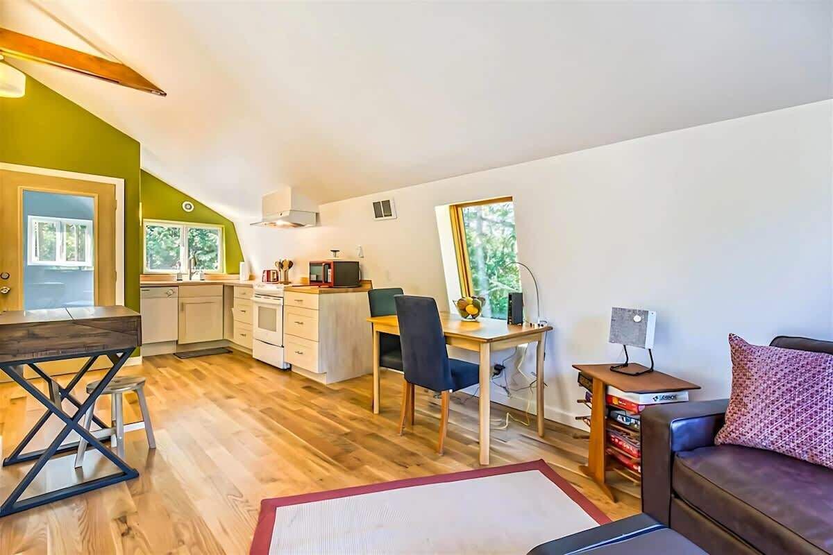 Una televisión, una oficina