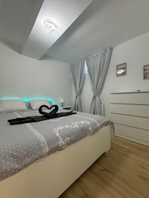 1 chambre, fer et planche à repasser, lit parapluie, Wi-Fi