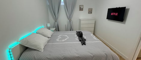1 chambre, fer et planche à repasser, lit de bébé portatif, Wi-Fi