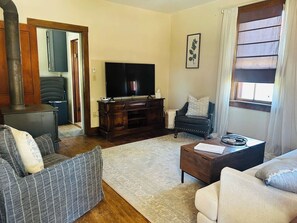 Smart TV, DVD player - Explore the Autumn Colors of Hermann at the Farmhouse on 6th (Hermann)