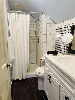 Shower, hair dryer, towels, soap - Explore the Autumn Colors of Hermann at the Farmhouse on 6th (Hermann)