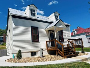 Exterior - Explore the Autumn Colors of Hermann at the Farmhouse on 6th (Hermann)