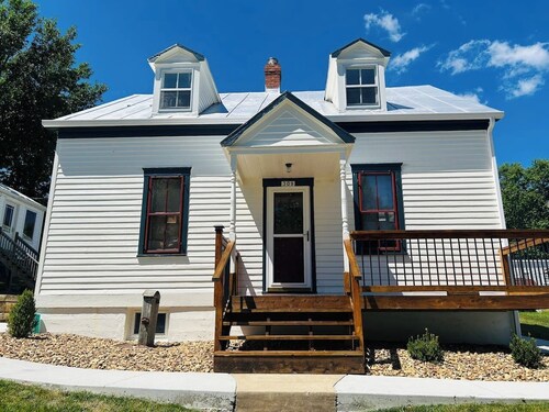 Explore the Autumn Colors of Hermann at the Farmhouse on 6th