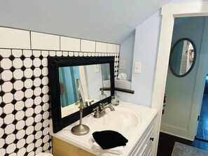 Shower, hair dryer, towels - Explore the Autumn Colors of Hermann at the Farmhouse on 6th (Hermann)
