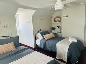 3 bedrooms, iron/ironing board, WiFi, bed sheets - Explore the Autumn Colors of Hermann at the Farmhouse on 6th (Hermann)