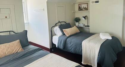 Experience Autumn in Hermann! Charming Farmhouse on 6th Street