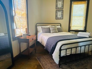 3 bedrooms, iron/ironing board, free WiFi, bed sheets - Farmhouse on 6th St (Hermann)
