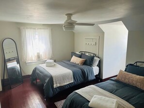 3 bedrooms, iron/ironing board, WiFi (free), bed sheets - Explore the Autumn Colors of Hermann at the Farmhouse on 6th (Hermann)
