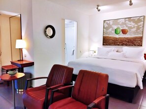 Quarto casal luxo, 1 cama Queen | Escrivaninha, quartos à prova de som, Wi-Fi de cortesia