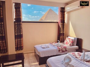 Desk, blackout drapes, soundproofing, iron/ironing board - Comfort Sphinx Inn (Giza)