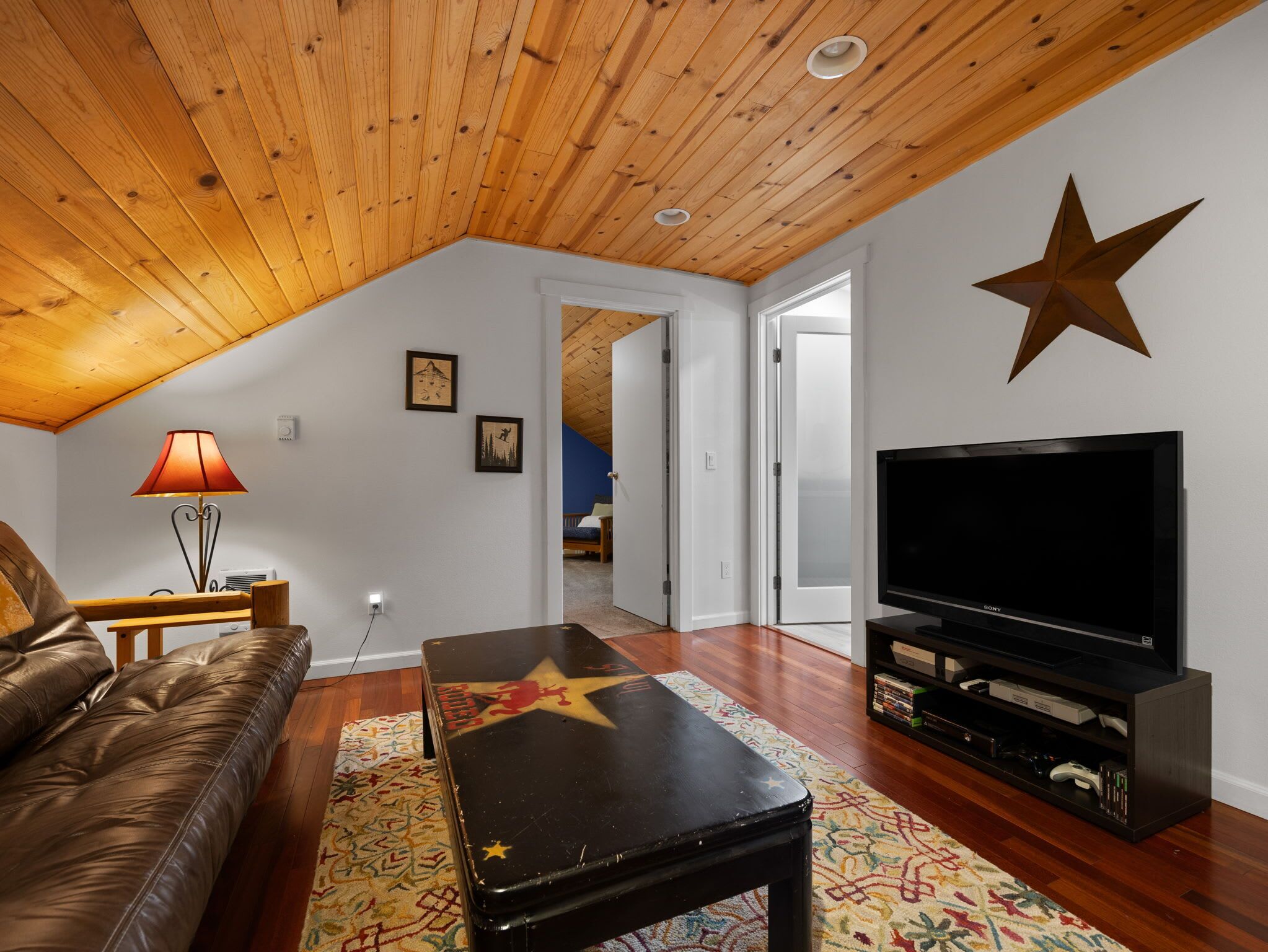 Televisio, takka, työhuone