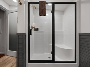 Dusche, Haartrockner, Handtücher, Shampoo