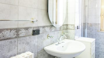 Haartrockner, HandtĂŒcher, Seife, Shampoo