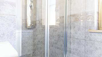 Haartrockner, HandtĂŒcher, Seife, Shampoo