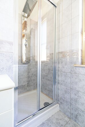 Een haardroger, handdoeken, zeep, shampoo