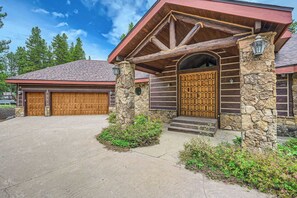 Exterior - 5 BDR Forest Retreat w/ Hot Tub (Breckenridge)