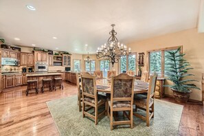 Dining - 5 BDR Forest Retreat w/ Hot Tub (Breckenridge)