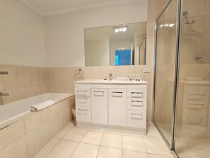 Shower - Julia's - Close to the heart of Robe (Robe)