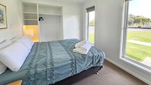 A bedroom with a bed, a wardrobe, a window, and a door. - Julia's - Close to the heart of Robe (Robe)