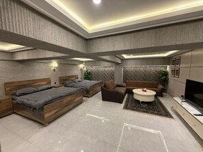 Family Apartment | Laptop workspace, free WiFi - Butt Tourist Inn (Murree)