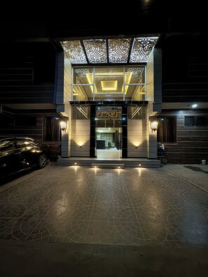 Front of property - Butt Tourist Inn (Murree)