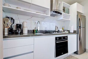 Køleskab, mikrobølgeovn, ovn, kogeplade