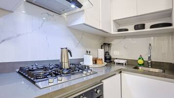 Geladeira, micro-ondas, fogão, cooktop