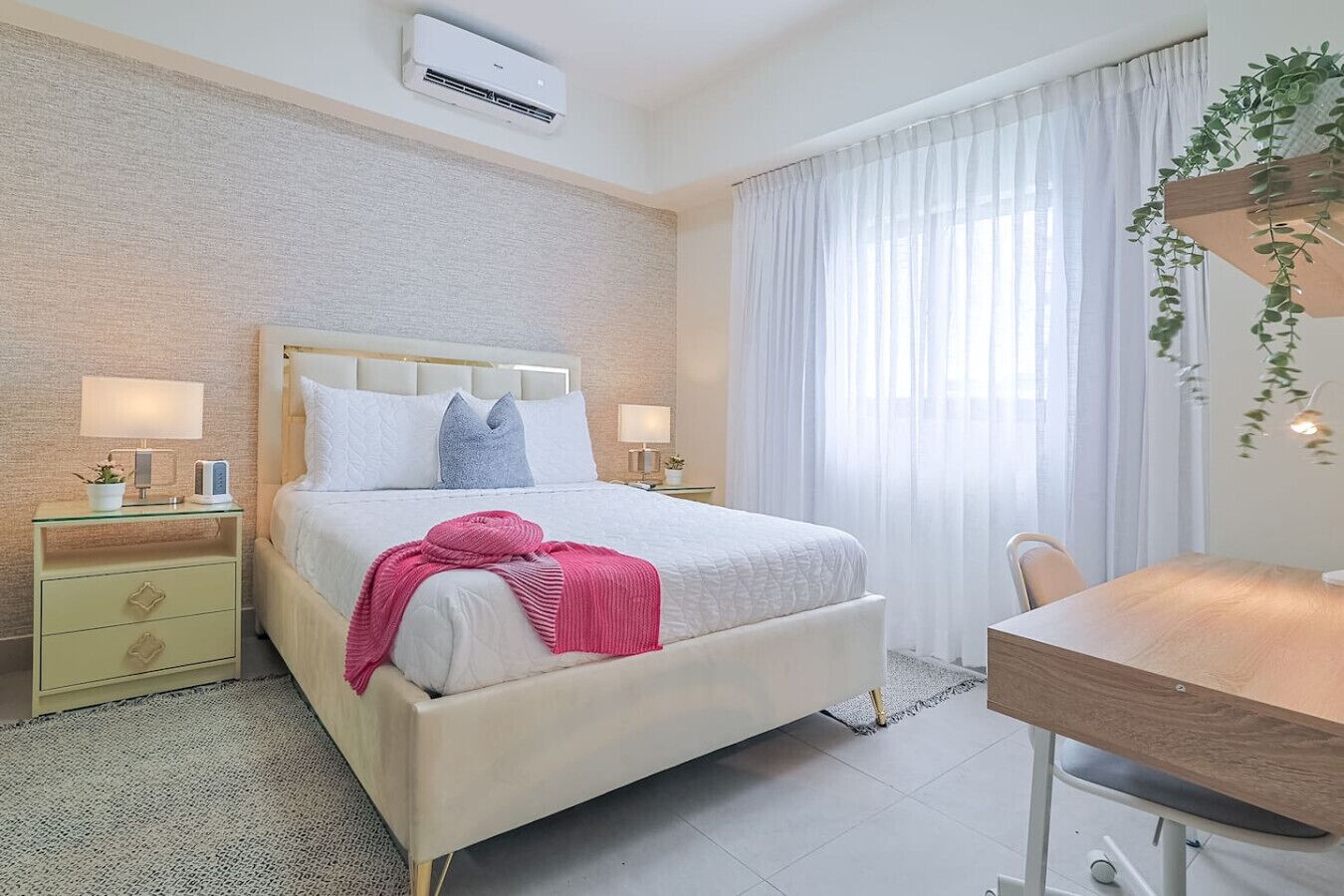 Escritorio, tabla de planchar con plancha, wifi y ropa de cama 