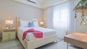 Escritorio, tabla de planchar con plancha, wifi y ropa de cama