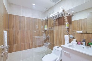 Secador de cabelo, toalhas de banho, sabonete, shampoo