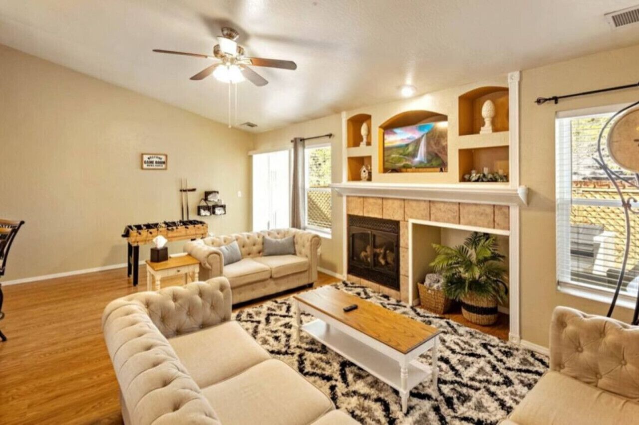 Télévision, cheminée, table de tennis de table