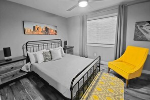 3 chambres, bureau, fer et planche à repasser, lit de bébé portatif