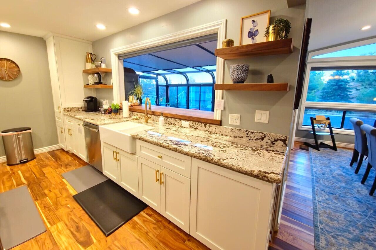 Jääkaappi, mikroaaltouuni, uuni, liesi