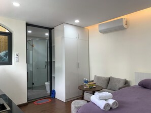 Escritorio, espacio para trabajar con laptop y ropa de cama 