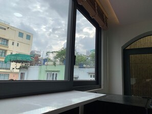 Bureau, espace de travail pour ordinateurs portables, literie fournie