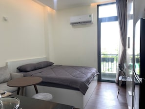 Desk, laptop workspace, bed sheets - Lucy Hotel & Apartment (Ho Chi Minh City)