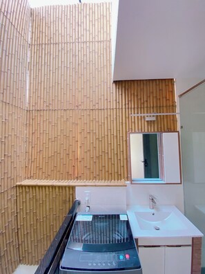 Desk, laptop workspace, bed sheets - Lucy Hotel & Apartment (Ho Chi Minh City)