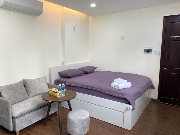 Bureau, espace de travail pour ordinateurs portables, literie fournie